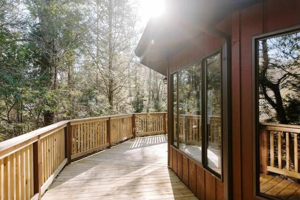 Cabin With Treehouse Views, 3 King Beds, 4 Bunks, And Large Hot Tub! Gatlinburg Exterior foto