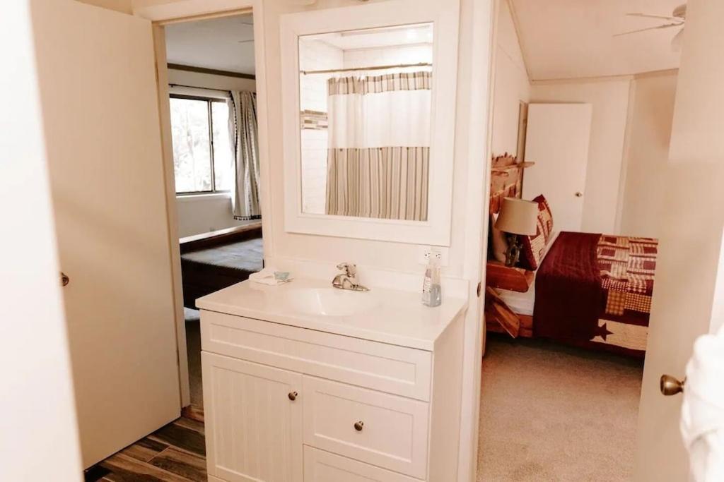 Cabin With Treehouse Views, 3 King Beds, 4 Bunks, And Large Hot Tub! Gatlinburg Exterior foto