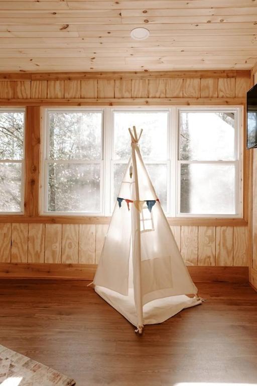 Cabin With Treehouse Views, 3 King Beds, 4 Bunks, And Large Hot Tub! Gatlinburg Exterior foto